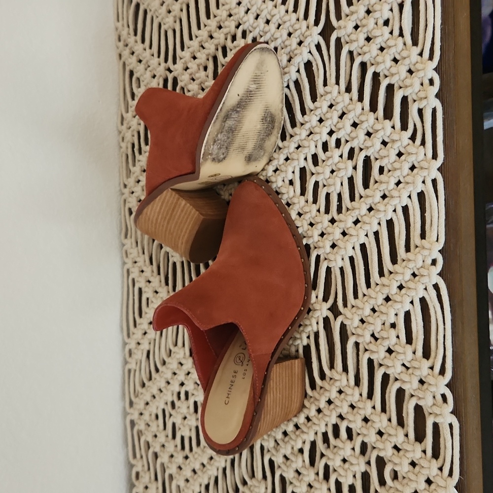 Chinese Laundry size 6 color clay. Excellent condition slight wear on sole